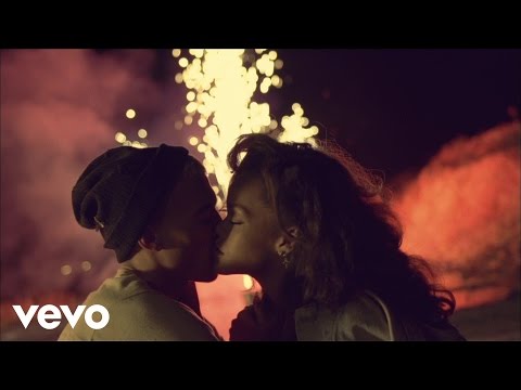 Calvin Harris, Rihanna - This Is What You Came For видео (клип)